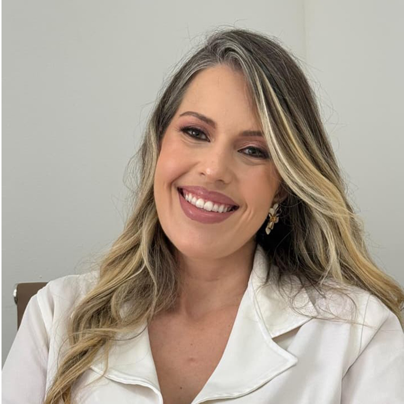 Dra. Caroline Minchio no consultório